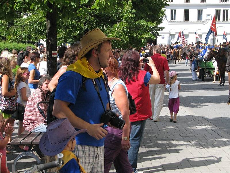 Impozantní příjezd kolony kavaleristů na benešovské Masarykovo náměstí.