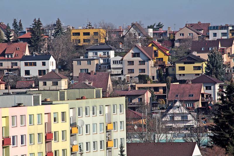 Benešov při pohledu ze střechy kostela sv. Anny - pohled na vilkovou čtvrť na Červených Vršcích.