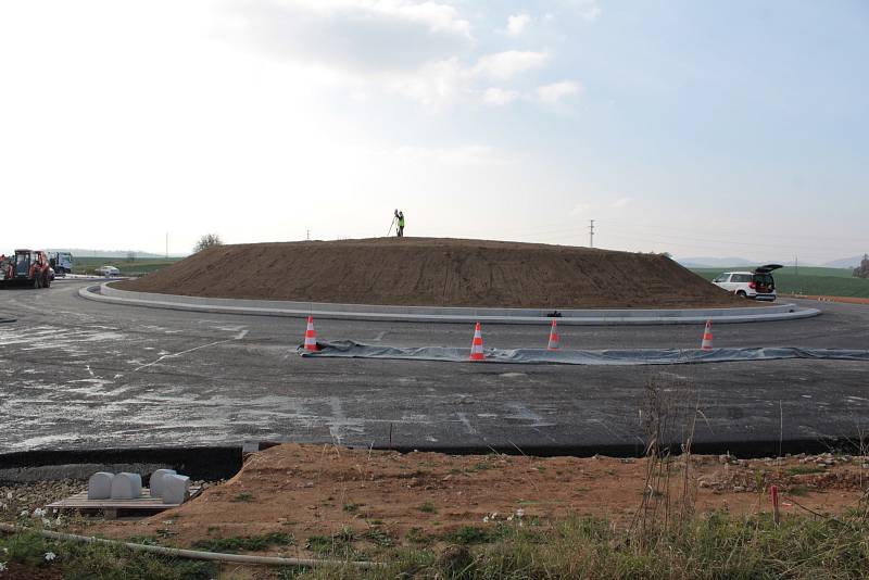 Práce na stavbě kruhové křižovatky U Topolu nedaleko Benešova.