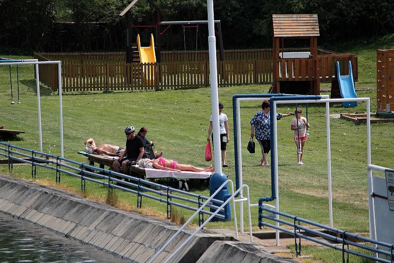 Benešovská Koupadla oficiálně otevírají v červnu, už nyní tam bronz chytají první nedočkavci.