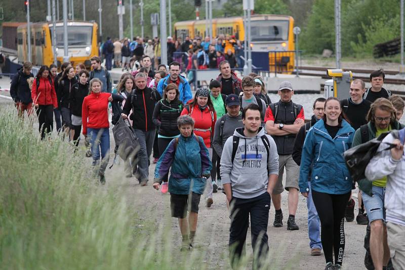 Už 52. ročník Pochodu Praha - Prčice přitáhl do přírody a zdravého pohybu tisíce lidí. Takhle to vypadalo v sobotu 20. května dopoledne v Týnci nad Sázavou.