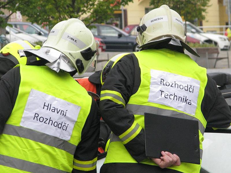 Druhý ročník soutěže dobrovolných hasičů ve vyprošťování osob z havarovaných aut. 