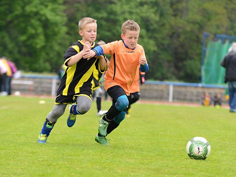 Zápas McDonald´s cupu ve Vlašimi mezi ZŠ Dolní Břežany (v černém) a 1. ZŠ Rakovník (v oranžovém).