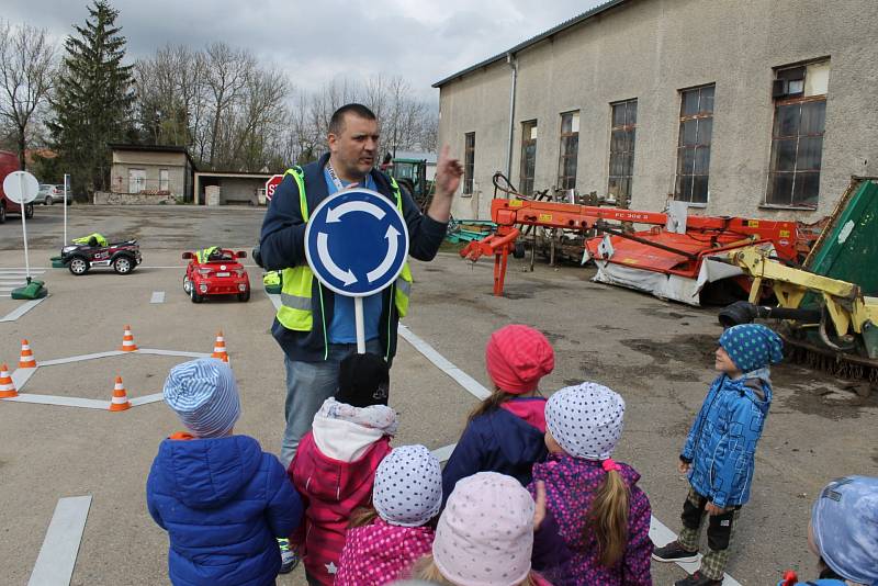 Mobilní hřiště navštívilo obec Ratměřice. Děti si tak mohly vyzkoušet silniční provoz v praxi.