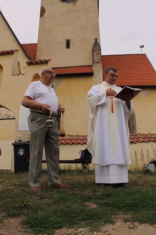 Bohoslužba a žehnání motorovým prostředkům v kostele sv. Jakuba a Filipa na Chvojně.