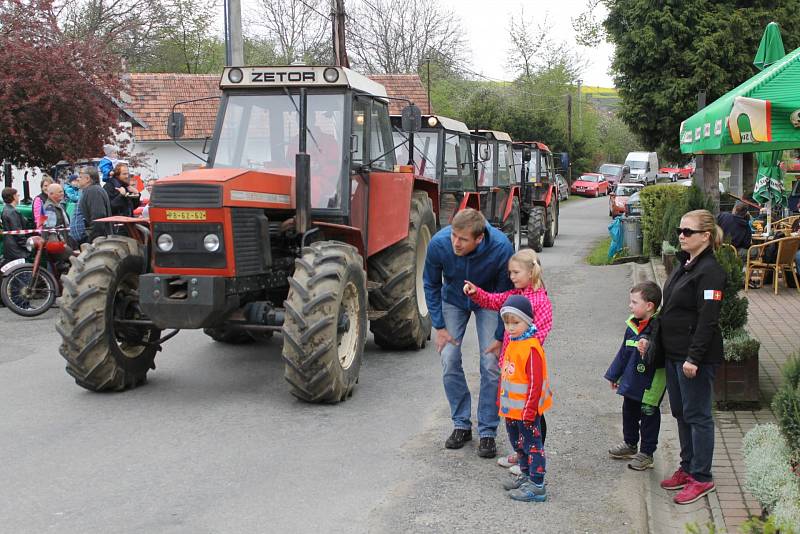 V Nehorubech u Neveklova se v sobotu 6. května konalo už 13. setkání traktorů Zetor.