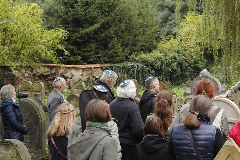 V Přistoupimi odhalili pamětní desku obětem holocaustu