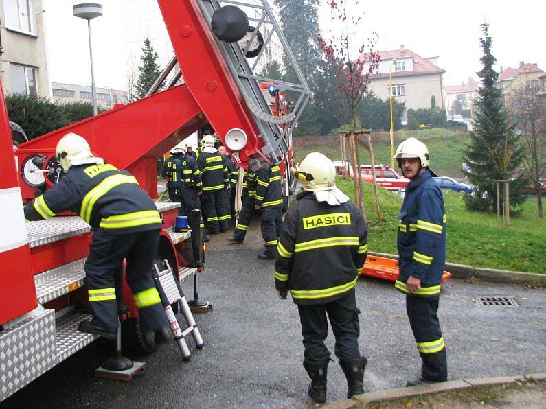 Taktické cvičení hasičů u věžáku ve vlašimské Prokopově ulici