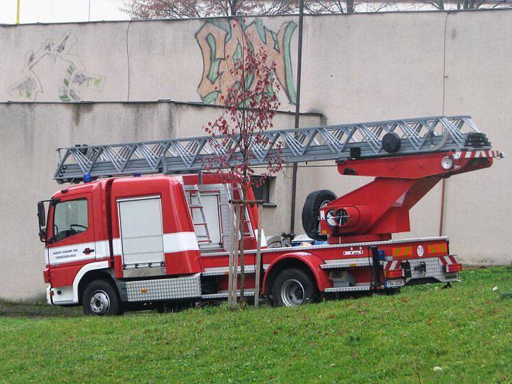 Taktické cvičení hasičů u věžáku ve vlašimské Prokopově ulici