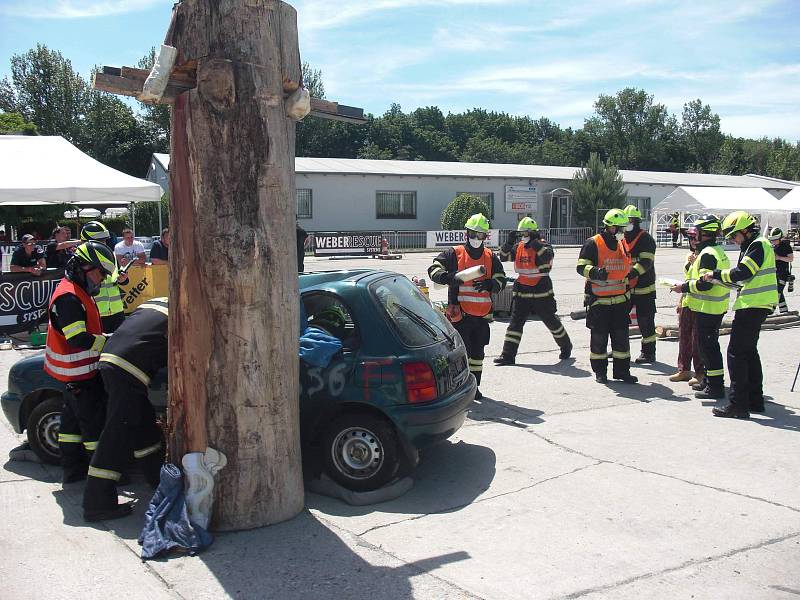 Soutěže v Německu ve vyprošťování zraněných osob z havarovaných vozidel se zúčastnili i dobrovolní hasiči z Votic.