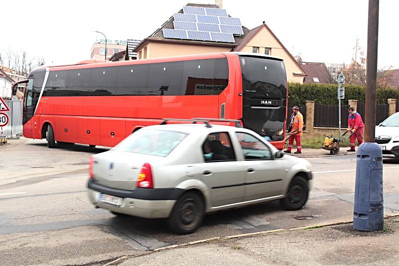 Stavební práce v ulici Červené Vršky v Benešově.