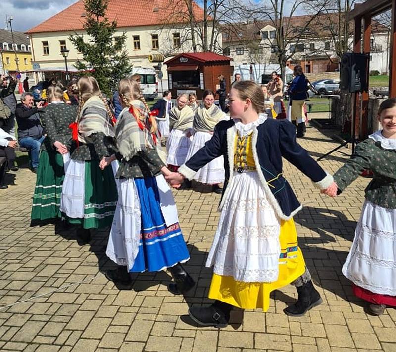 Z vystoupení folklorního souboru Benešáček v rámci doprovodního programu Velikonočního jarmarku v Bystřici.