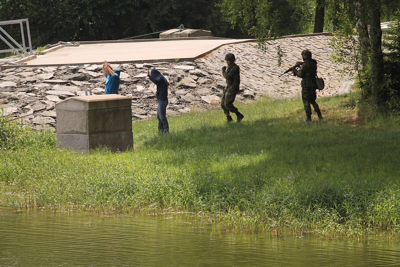 Příslušníci Aktivních záloh AČR nacvičovali na přehradě Švihov na Želivce ochranu strategických objektů.