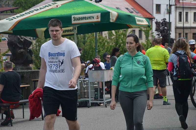 Po cestě byla startovná stanoviště pro turisty, kteří bydleli podél trasy, na Benešovsku to bylo v Týnci nad Sázavou, ve Voticích a také v Miličíně vyšli vozíčkáři a zdravotně hendikepovaní.