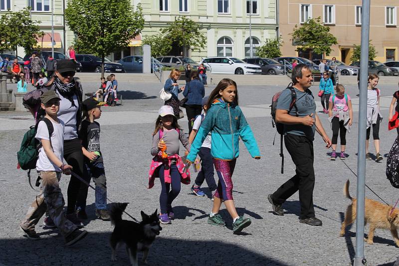 Po cestě byla startovná stanoviště pro turisty, kteří bydleli podél trasy, na Benešovsku to bylo v Týnci nad Sázavou, ve Voticích a také v Miličíně vyšli vozíčkáři a zdravotně hendikepovaní.