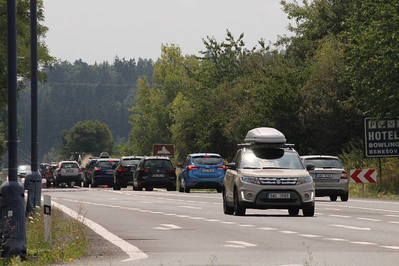 Řidiči si postojí v koloně i půl hodiny. Největší provoz je na silnici E55 ze směru z dálnice D1 na Votice.