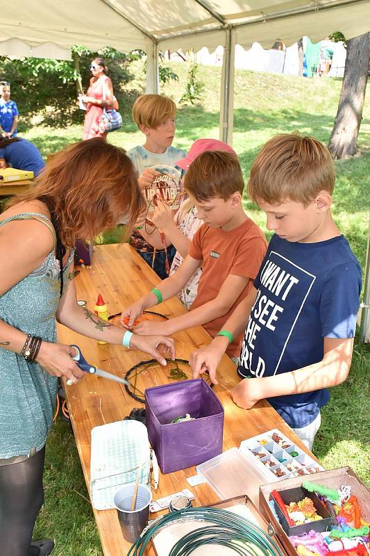 Výtěžek letošního festivalu CihlaFest půjde na opravu střechy Fary.