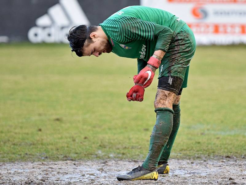 První jarní kolo ČFL - Štěchovice (v červenobílém) porazily doma po obratu Benešov 2:1. Brankář Rotbauer dlouho hosty držel.