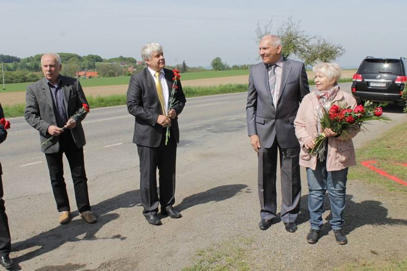 Pomník u Dobříčkova má po letech na svém vrcholu pěticípou hvězdu.