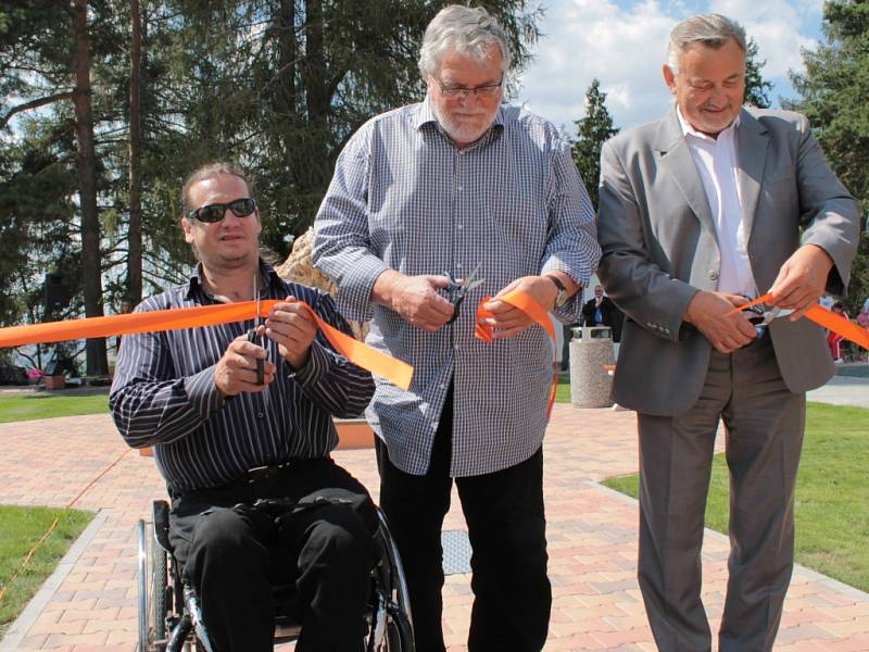 Rehabilitační ústav Kladruby má nový park se sochou Naděje a kamenem Života.