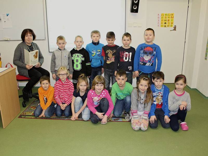Žáci první třídy ze ZŠ Vrchotovy Janovice s třídní učitelkou Boženou Vyskočilovou.