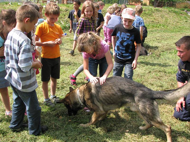 Policejní psovodi předvedli školákům čtyřnohé parťáky.