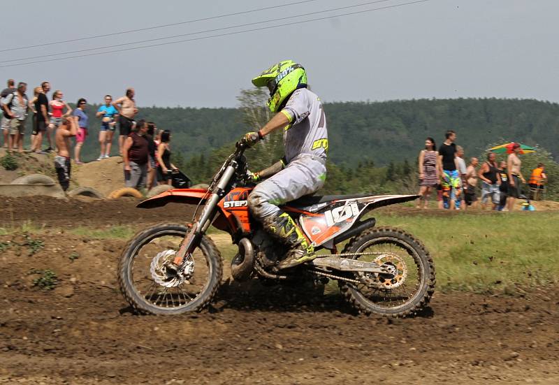 Po rozpravě s jezdci následovaly první a druhé finálové jízdy kategorií hobby MX2, veterán, hobby MX1, 85 ccm, MX2 a MX1.