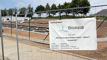 Stavba biokoupaliště na okraji Votic.