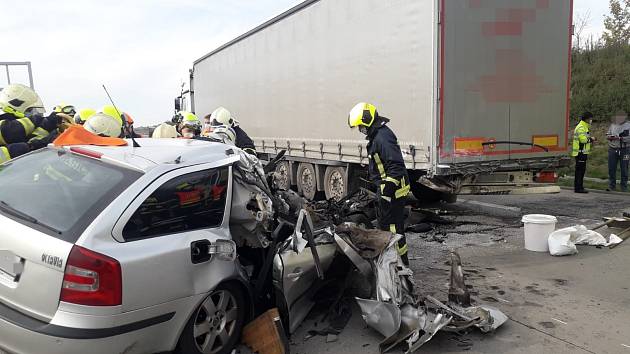 Na Pražském okruhu u Jesenice došlo k vážné dopravní nehodě.