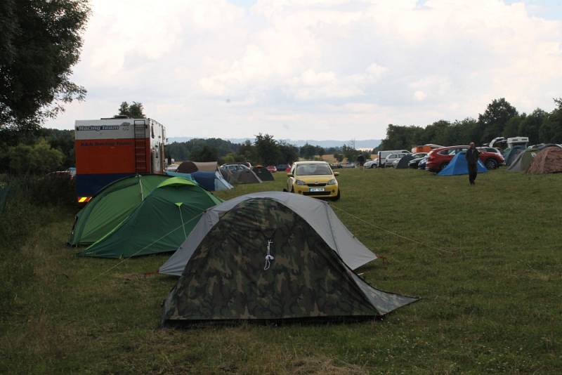 VlčkoviceFest stále pokračuje. Teprve až v neděli ráno se přítomní rozloučí bohoslužbou pod širým nebem.