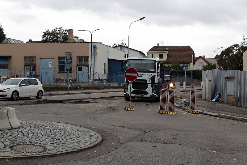 Oprava povrchu vozovky v Hodějovského ulici v Benešově.