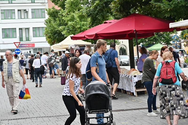 Ze druhých farmářských trhů na Masarykově náměstí v Benešově.