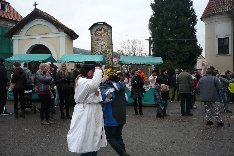 Dva nezbední čerti, přemilí anděl a důstojný Mikuláš zahájili advent také pod Blaníkem.