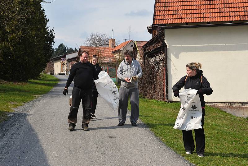 Dobrovolníci v rámci úklidové akce uklízeli Hulice