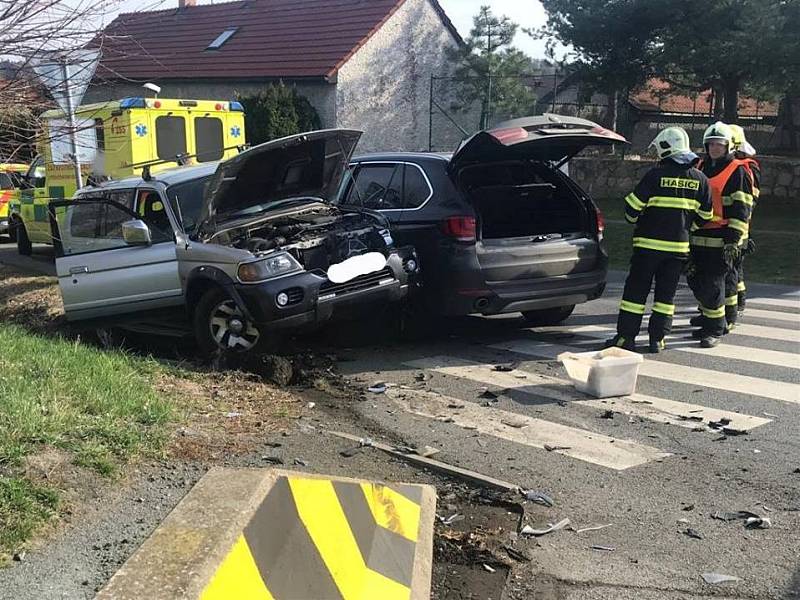 Dopravní nehoda dvou osobních automobilů v obci Vyžlovka