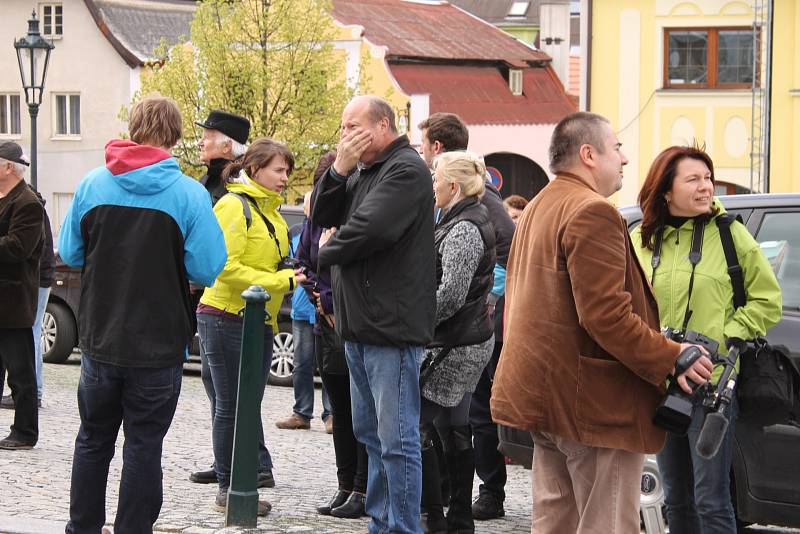 Pamětní plaketa zdobí od úterý 9. května rodný dům významného českého letce a armádního plukovníka Josefa Příhody.