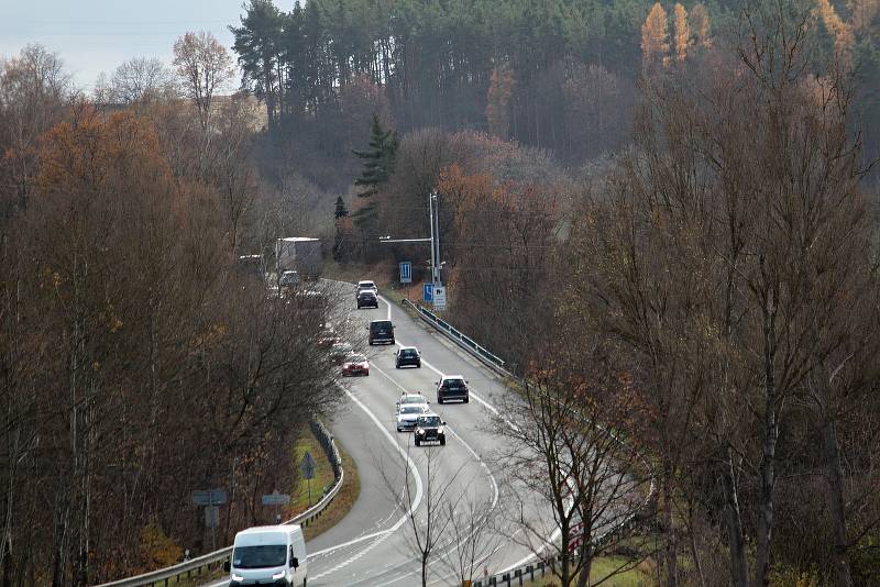 Instalace radarů pro úsekové měření přinesla zatím snížení rychlosti u zhruba třetiny projíždějících aut. Měřený úsek začíná při cestě na jih za mostem přes řeku u Poříčí nad Sázavou.