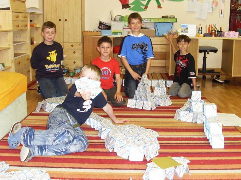 Školáci ze ZŠ Jiráskova stavěli z tácků pyramidy