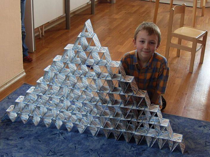 Školáci ze ZŠ Jiráskova stavěli z tácků pyramidy 