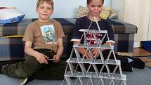 Školáci ze ZŠ Jiráskova stavěli z tácků pyramidy 