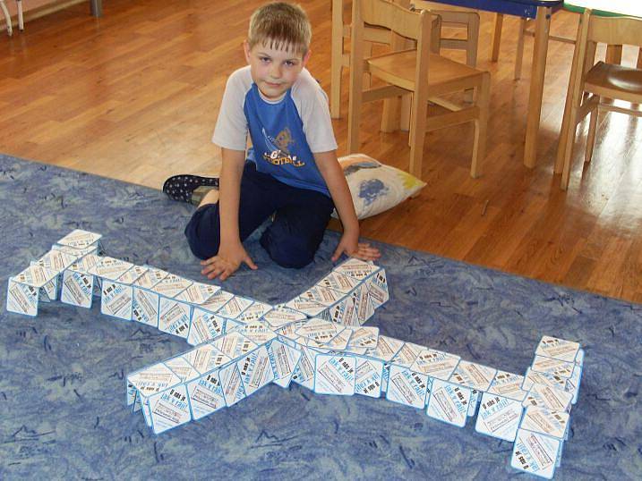 Školáci ze ZŠ Jiráskova stavěli z tácků pyramidy