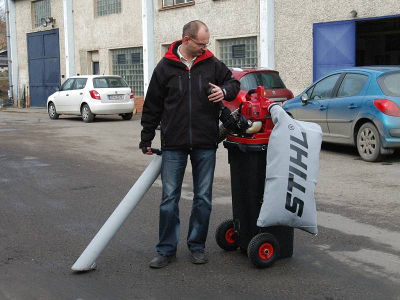 Nový vysavač drobného odpadu už brázdí ulice Benešova.