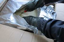 ​Celníkům z Celního úřadu pro Středočeský kraj se ve spolupráci s Celní protidrogovou jednotkou Generálního ředitelství cel podařilo zadržet tři zásilky drogových pre-prekurzorů o celkové hmotnosti téměř 250 kg.