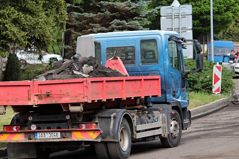 Z rekonstrukce povrchu silnice v Nové pražské ulici v Benešově.