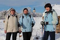 Tři kamarádky 10. prosince 2021 na Chvojně při zimním výšlapu.