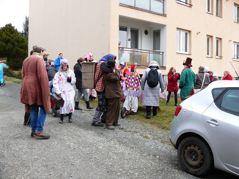 Masopust zahájili také v Pyšelích, a to tradičním průvodem masek.