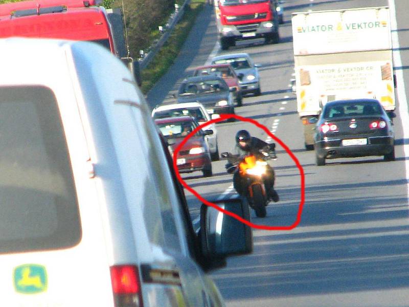 Kritický úsek u tomického retardéru - motorkář předjíždí tahač přes  plnou čáru.
