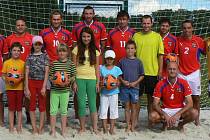 Reprezentace v plážovém fotbalu v Benešově před odjezdem na superfinále. 
