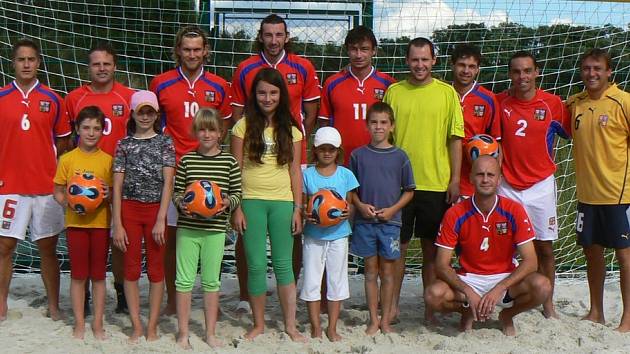Reprezentace v plážovém fotbalu v Benešově před odjezdem na superfinále. 