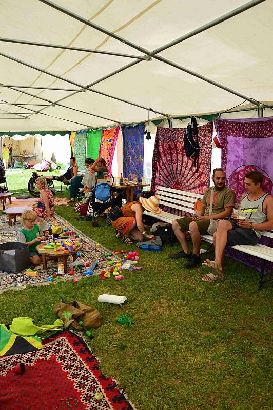 Z reggae festivalu na louňovickém zámku.